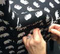 Mönstrad möbeltextil under arbete